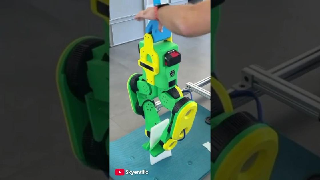 Robot simulation vs reality explained, Hyperlake video